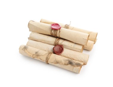 Beyaz üzerine izole edilmiş eski rulo kağıt parşömenleri