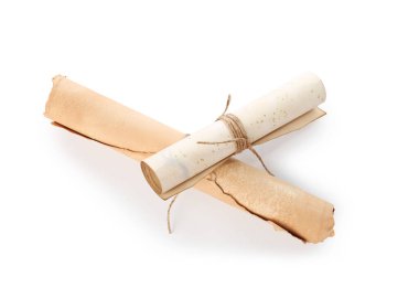 Beyaz üzerine izole edilmiş eski rulo kağıt parşömenleri