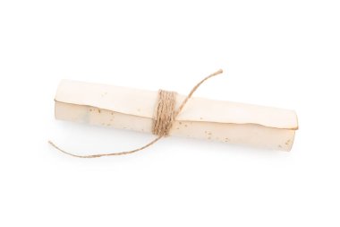 Eski rulo kağıt parşömeni beyaza izole edilmiş