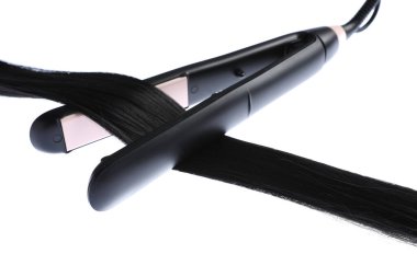 Siyah saç kilidi beyaz üzerine izole edilmiş düzleştirici.