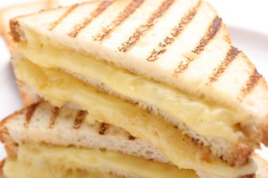 Eritilmiş peynirli lezzetli sandviçler, yakın plan.