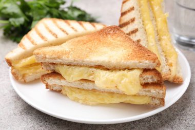 Eritilmiş peynirli ve maydanozlu lezzetli sandviçler, yakın plan.