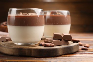 Çikolata ve kakao çekirdeği ile nefis panna cotta ahşap masa, yakın çekim