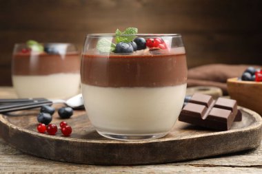 Çikolatalı, böğürtlenli ve nane şekerli nefis panna cotta.