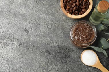 Doğal vücut fırçası cam kavanozda ve gri masa üzerindeki malzemeler düz yerde. Metin için boşluk