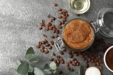 Doğal vücut fırçası cam kavanozda ve gri masa üzerindeki malzemeler düz yerde. Metin için boşluk