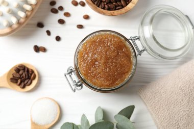 Doğal vücut fırçası cam kavanoz, malzemeler ve beyaz ahşap masa, düz uzanma