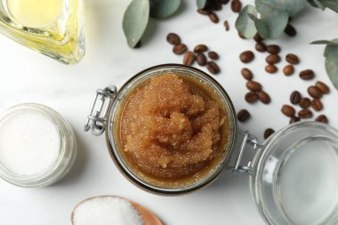 Doğal vücut fırçası ve malzemeler beyaz masada, düz yerde.