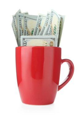 Beyaz bardakta izole edilmiş dolar banknotları