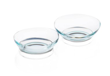 Beyaz üzerine izole edilmiş kontak lensler