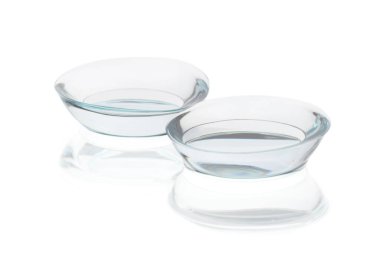 Beyaz üzerine izole edilmiş kontak lensler