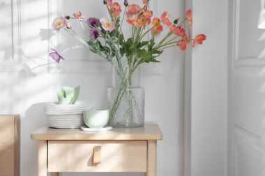 Evde farklı dekorları olan bir komodin.