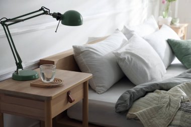 Yatağın yanında dekoru olan komodinlerin yanına.