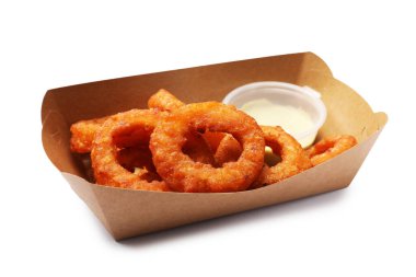 Kızarmış mürekkep balığı halkaları ve sos beyaz kutunun üzerinde izole edilmiş.