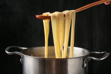 Haşlanmış tagliatelle makarnasını elektrikli ocaktan kaşıkla alıp, yakın plan çekiyoruz.