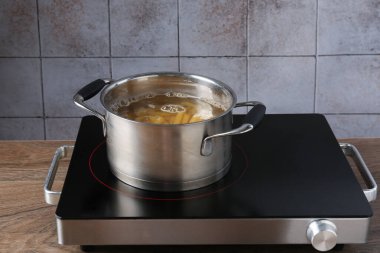 Elektrikli fırında suyla haşlanmış taze makarna.