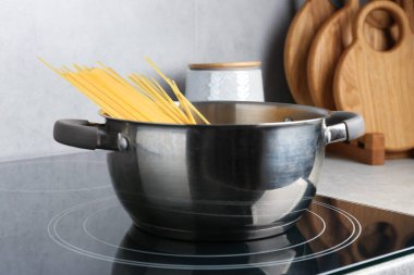 Elektrikli fırında haşlanmış taze tagliatelle makarnası.