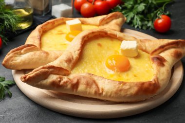 Peynirli, yumurtalı ve diğer ürünlü lezzetli khachapuri, yakın plan.