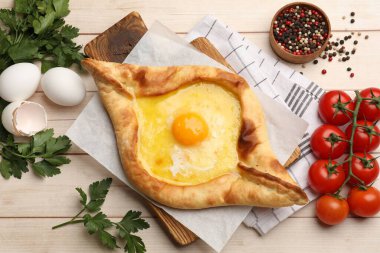 Tahta masada servis edilen peynir ve yumurtalı leziz khachapuri.