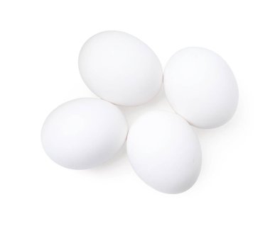 Çiğ tavuk yumurtaları beyazda izole, üst manzara