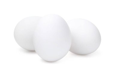 Beyaz üzerinde üç çiğ tavuk yumurtası.