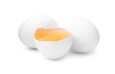 Tam ve kırılmış tavuk yumurtaları beyaza izole edilmiş.