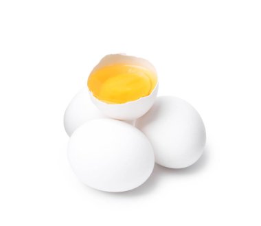 Tam ve kırılmış tavuk yumurtaları beyaza izole edilmiş.