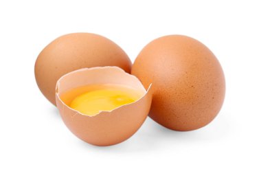 Tam ve kırılmış tavuk yumurtaları beyaza izole edilmiş.