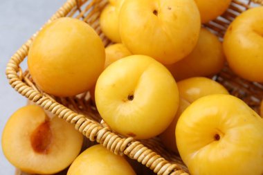 Gri masada olgun sarı kiraz erikleri, yakın plan.