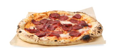 Eritilmiş peynirli lezzetli pizza ve beyaz üzerine izole edilmiş sosisler. Lezzetli fast food.