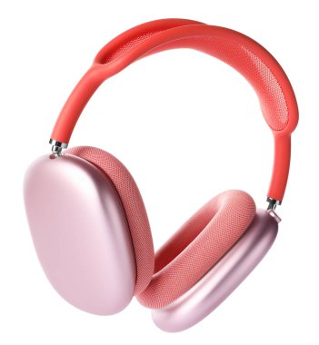 Beyaza izole edilmiş bir çift pembe kulaklık.