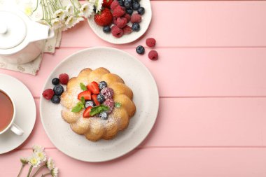 Pudra şekerli, böğürtlenli ve pembe ahşap masada nane şekerli nefis bir kek. Metin için boşluk