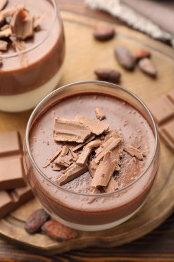 Çikolata ve kakao çekirdeği ile nefis panna cotta ahşap masa, yakın çekim