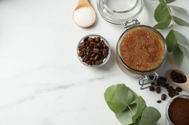 Doğal vücut fırçası ve malzemeler beyaz masada, düz yerde. Metin için boşluk