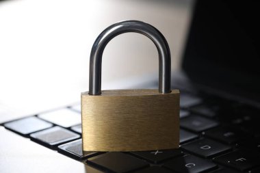 Siber güvenlik. Dizüstü bilgisayarda metal kilit, yakın plan.