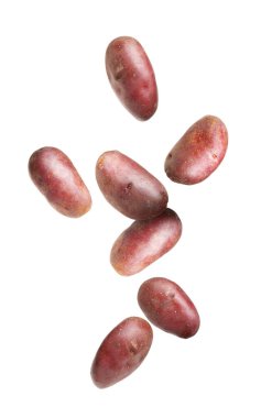 Beyaz zemine düşen taze kırmızı patatesler.