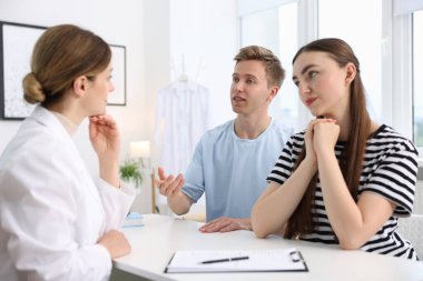 Tüp bebek (tüp bebek). Çiftin üreme kliniğinde doktorla randevusu var.