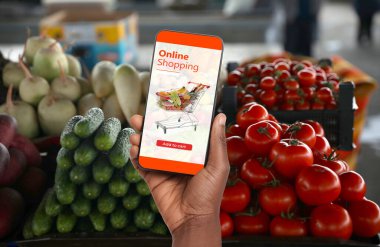 Yemek servisi. İnternetten alışveriş siparişi vermek için cep telefonu uygulaması kullanan bir adam.