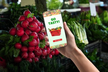 Yemek servisi. İnternetten alışveriş siparişi vermek için cep telefonu uygulaması kullanan bir adam.