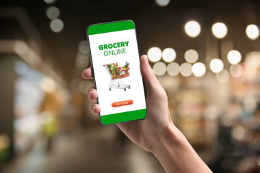 Yemek servisi. İnternetten alışveriş siparişi vermek için cep telefonu uygulaması kullanan bir adam.