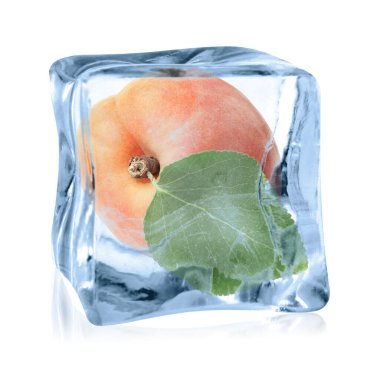 Olgun kayısı meyvesi ve yeşil yapraklı buz küpü beyaza izole edilmiş. Donmuş yiyecekler