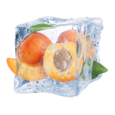 Buzun içindeki olgun kayısı meyveleri beyaza izole edilmiş. Donmuş yiyecekler