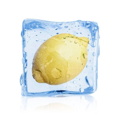 Buz küpündeki taze limon meyvesi beyaza izole edilmiş.