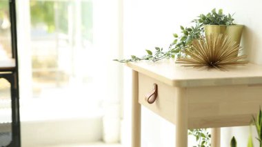 Evdeki yan masada eşyaları düzenleyen kadın, yakın plan.