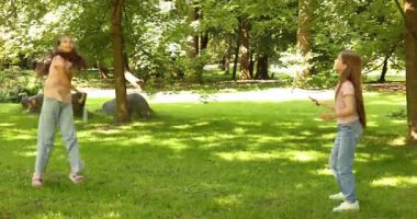 Parkta badminton oynayan tatlı küçük kızlar.