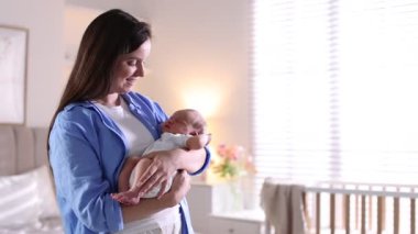 Anne ve yeni doğmuş bebeği evde.