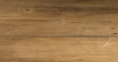 Ahşap masaya taze dereotu koyan kadın, yakın plan.