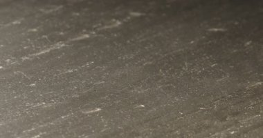 Siyah masaya taze dereotu koyan kadın, yakın plan.