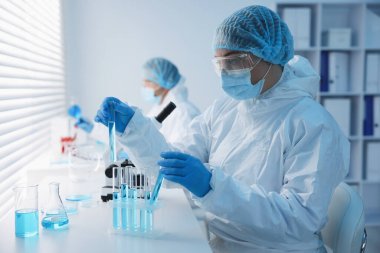 Tıbbi analiz. Laboratuvarda numunelerle çalışan bilim adamları, seçici odaklanma