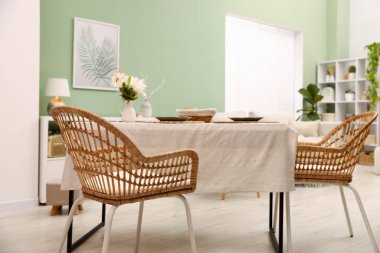 Yemek odasında sandalye ve dekor olan şık bir masa. İç tasarım